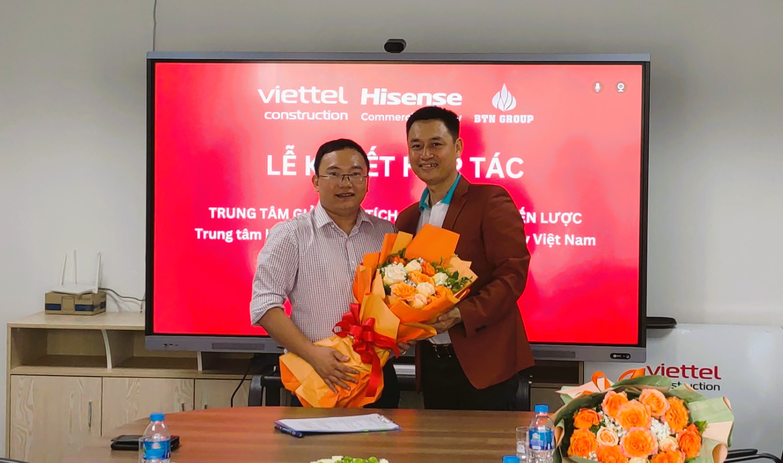 HISENSE COMMERCIAL DISPLAY VIỆT NAM VÀ TRUNG TÂM GIẢI PHÁP TÍCH HỢP - TỔNG CÔNG TY CÔNG TRÌNH VIETTEL KÝ KẾT THỎA THUẬN HỢP TÁC